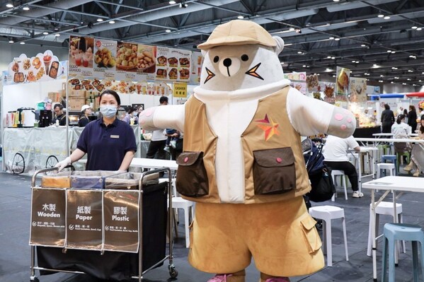 亚博熊穿梭会场， 教导小朋友辨识不同可回收物料。