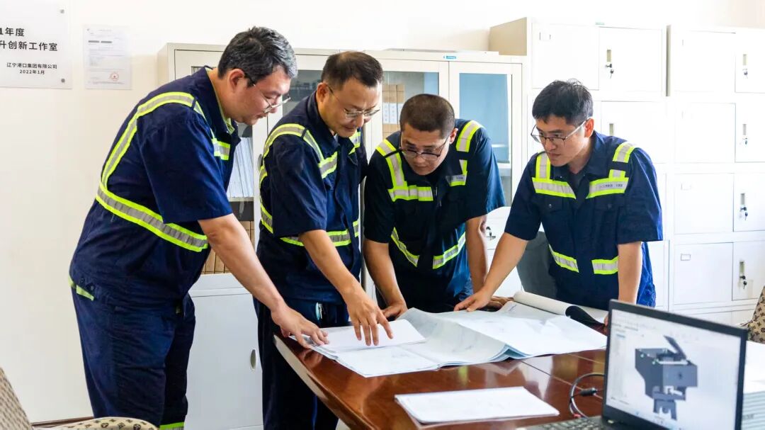 工作室成员正进行技术研讨 拷贝.jpg