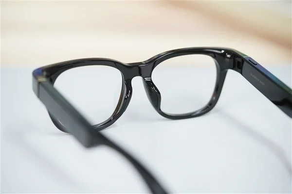 今年发布！苹果首款AI智能眼镜细节曝光：多框型可选、自带摄像头