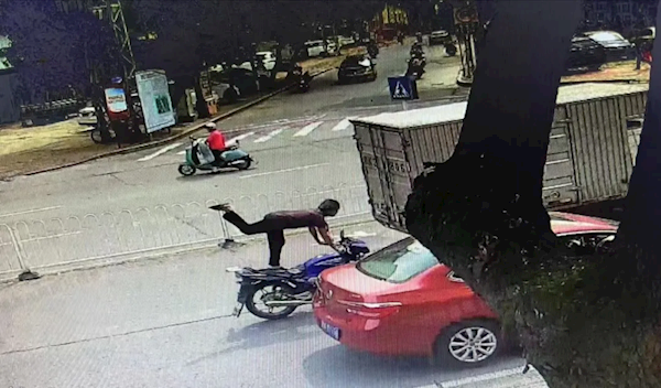 大爷无证驾驶报废摩托表演绝活被行拘 两年被查9次仍不悔改