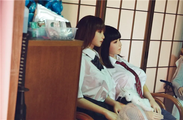 62岁日本大爷疯狂迷恋硅胶娃娃：抛妻弃女也要和它浪迹天涯