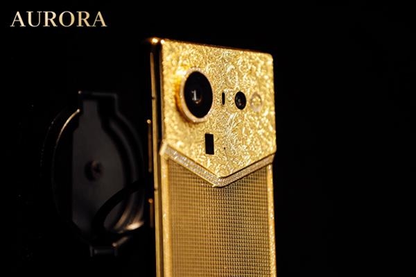 俞浩晒追觅手机真机！鳄鱼皮+黄金外观：奢华无比