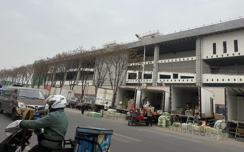 新发地蔬菜交易大楼（B座）正在进行外立面装修，预计今年6月底完工。新京报记者 陈琳 摄