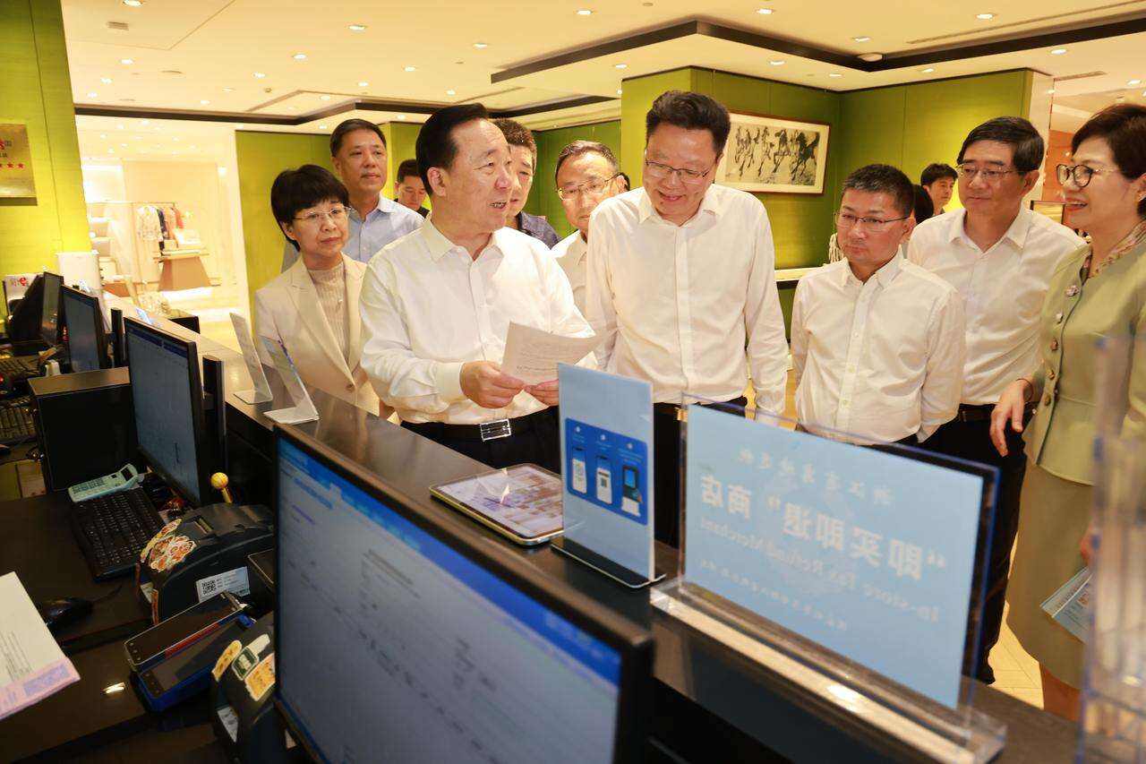 4月22日上午，省委书记王浩来到我省离境退税“即买即退”首批试点商店之一的万事利丝绸汇店，与相关部门和企业负责人交流，详细了解政策实施和企业创新发展情况。.jpg