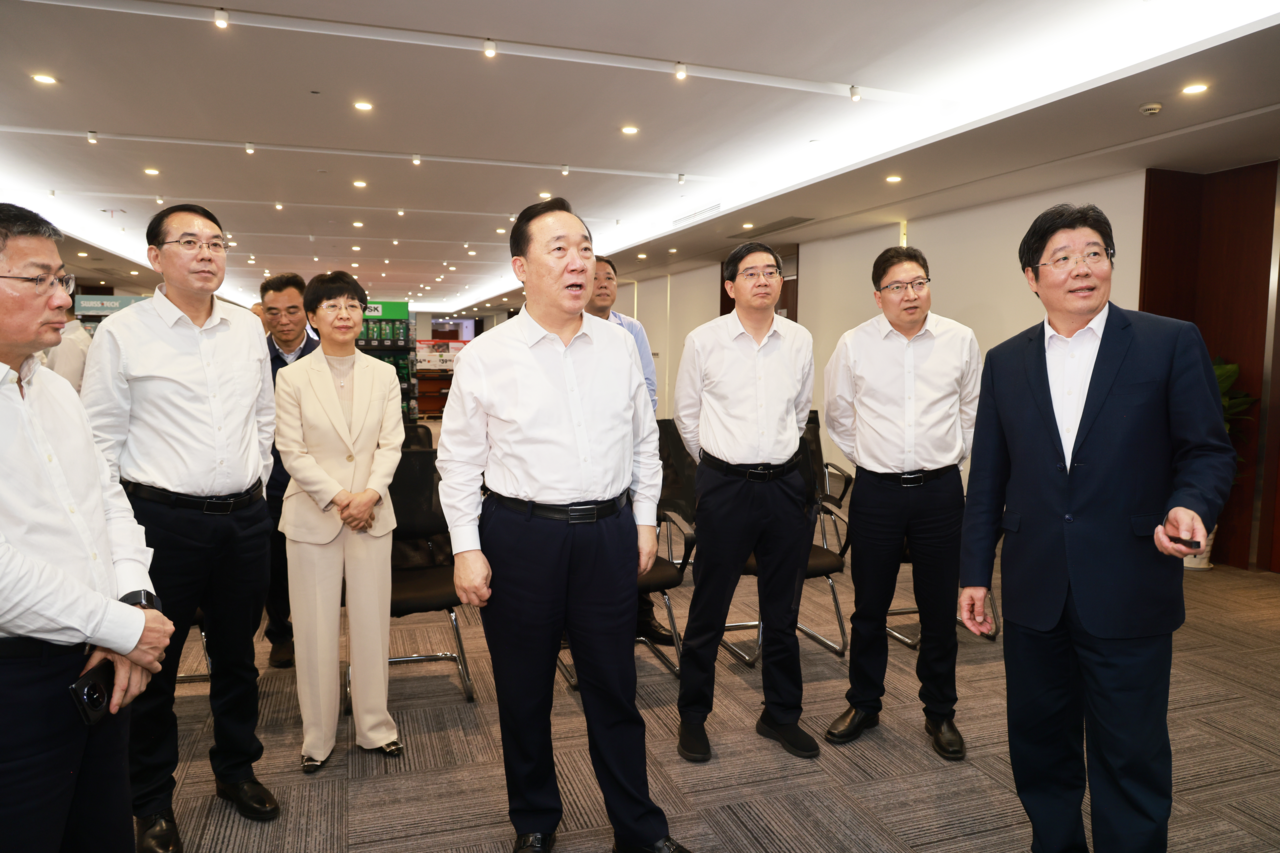 4月22日上午，省委书记王浩认真听取杭州巨星科技股份有限公司外贸和生产经营情况介绍，就优化布局、提升产品竞争力、增强产业链供应链韧性等方面作了深入交流。.png