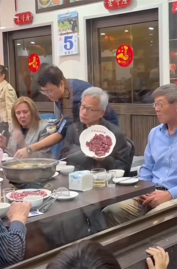 黄仁勋现身美国海底捞！与网友合影还送签名：盘点AI教父吃火锅名场面