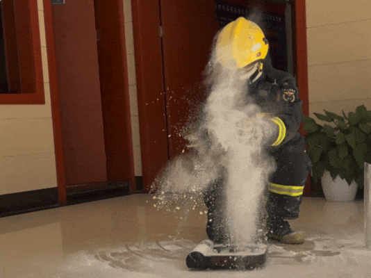 中国消防提醒：千万别在燃气灶旁做面食 会爆炸