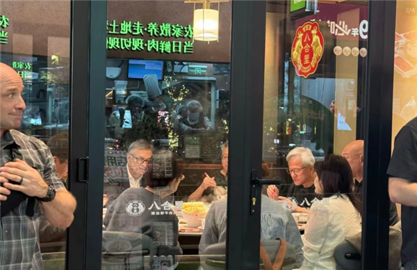 黄仁勋现身美国海底捞！与网友合影还送签名：盘点AI教父吃火锅名场面