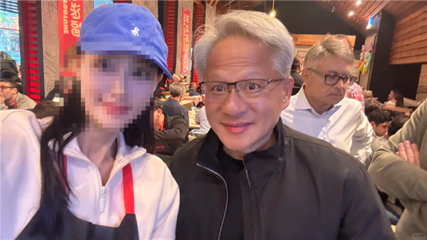 黄仁勋现身美国海底捞！与网友合影还送签名：盘点AI教父吃火锅名场面