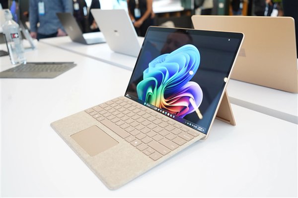（之前Surface Pro高端型号的OLED屏幕并不提供抗反射图层，希望新型号能解决这个问题）