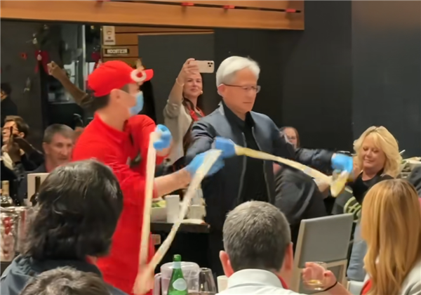 黄仁勋现身美国海底捞！与网友合影还送签名：盘点AI教父吃火锅名场面