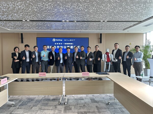 图2:银河通用机器人创始人王鹤（左七）率团队热情接待延锋国际总经理臧纯高（左六）及团队、上汽金控代表团队，并合影留念