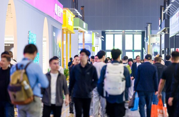 展商通过精心设计的场景化展位，诠释如何将零售空间升级为提供沉浸式体验的“城市会客厅”。