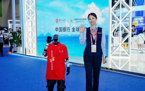 中国银行员工与机器人一起欢迎光临中行全球服务展台