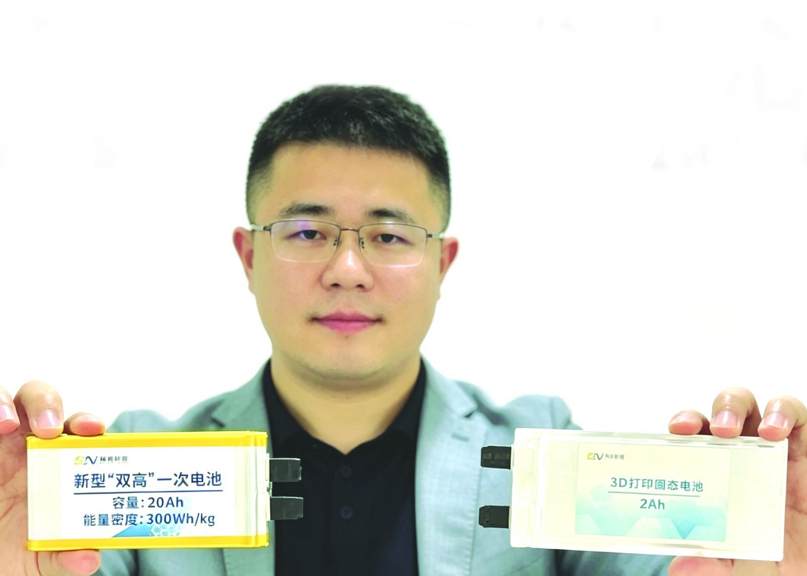 刘逸骏正在展示电池新产品