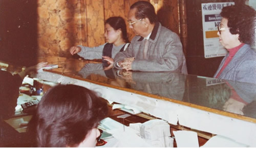 1979年，与香港东亚银行签订协议，在当年的广交会上正式开展信用卡受理业务