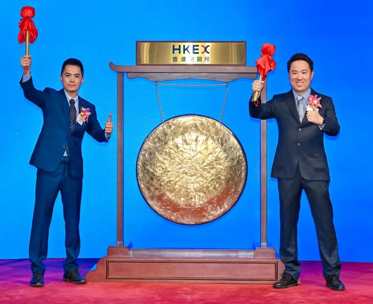 图说：群核科技敲钟现场，董事长黄晓煌（右）、CEO陈航（左）