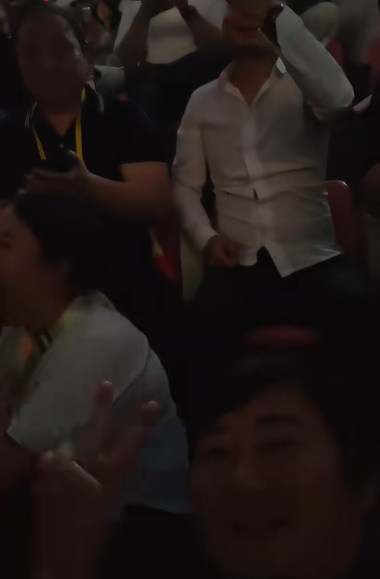 张雪机车WSBK荷兰站获第四 张雪现身浏阳烟花秀看台 自拍鼓掌吹口哨