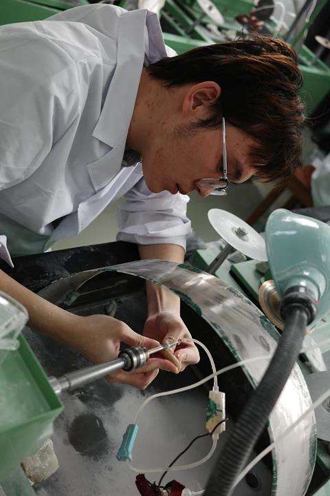 4月13日，昆玉职业技术学院，一位学生在雕刻和田玉。新京报记者 戴轩 摄