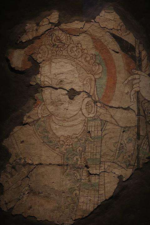 和田地区博物馆展示的唐代毗沙门天像壁画，出土自当地策勒县佛寺遗址。古代和田曾是一个知名的佛教国家。新京报记者 戴轩 摄
