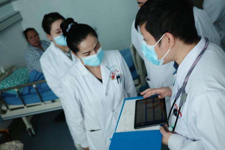 4月12日，徐冠一在和田地区人民医院为即将接受心脏病手术的当地患者查房。新京报记者 戴轩 摄