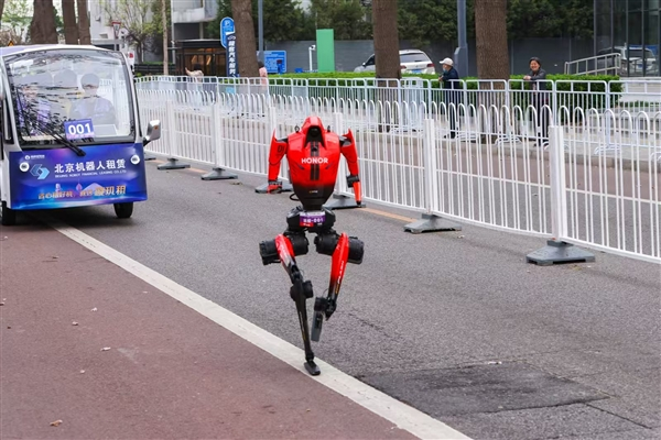前三全部超越人类世界纪录！人形机器人半马到底在比什么