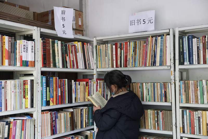 市民在翻阅旧书。“第三届全国古旧书展销年会”将带来10省市古旧书店的数万种珍本。新京报记者 浦峰 摄