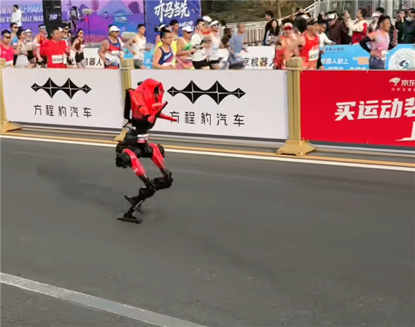 机器人半马开跑瞬间 荣耀“闪电”一骑绝尘！打破人类世界纪录夺冠