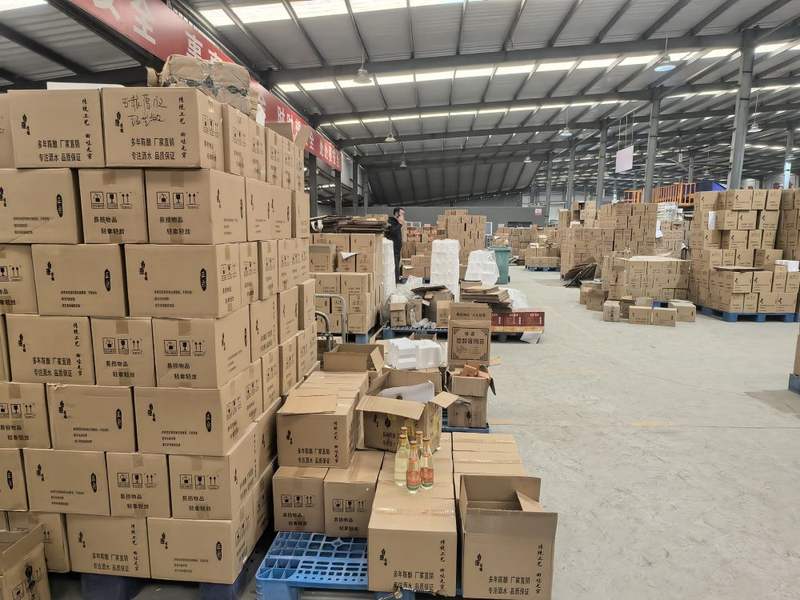 2025年11月5日，市场监管执法人员在清徐县某物流点查获的大量假冒名优白酒。新华社记者李倩薇 摄