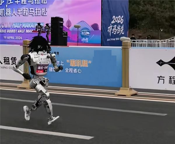 人形机器人半马抽象大赏：披风侠、溜达侠、杀马特接连上场