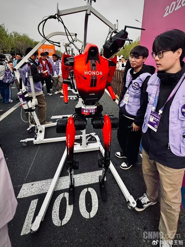 荣耀机器人闪电率先半马冲线 48分19秒冲线完赛