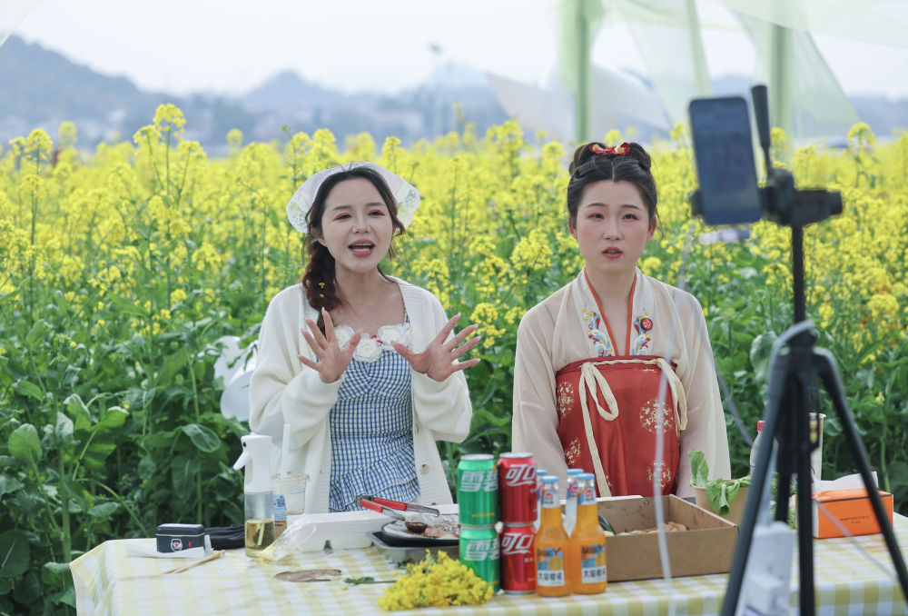 3月15日，主播在浙江省建德市更楼街道城南城市田园油菜花田里直播。新华社记者 徐昱 摄