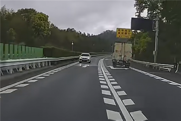 高速快车道内一路逆行!女子:开太久脑子不清楚了