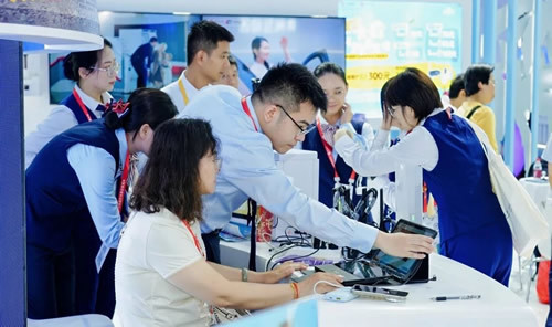 中国银行员工展会现场提供金融服务