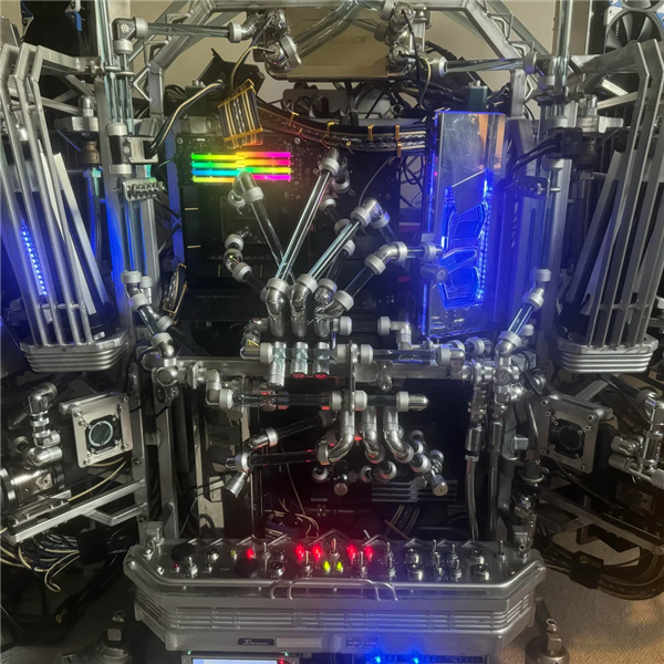 玩家耗时4年造出水冷巨兽主机！六翼天使风扇阵列帅炸：测漏居然靠洗洁精