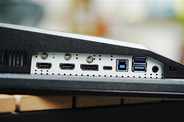 100% DCI-P3色域+240Hz高刷！微星MPG 322UR QD-OLED X24显示器图赏