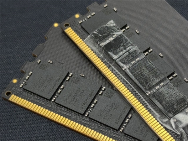 内存暴涨下畸形产物：DDR5 HUDIMM性能实测 砍半通道带宽暴跌近50%！