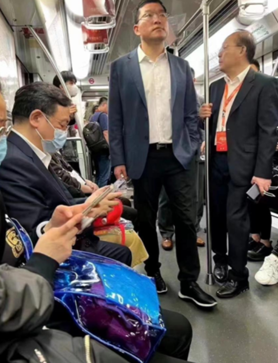 王传福携众高管坐地铁参加北京车展 网友：太接地气 车厢把手也非常巧合