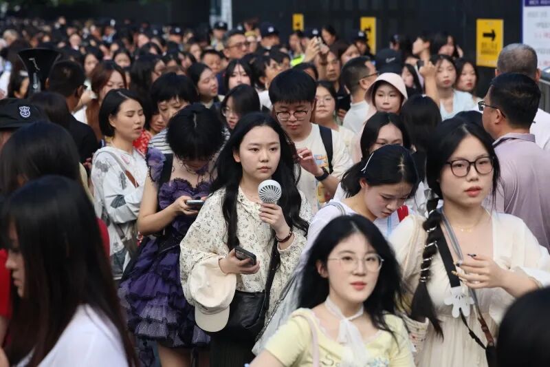2025年8月20日，前来观看时代少年团演唱会的粉丝挤满上海体育场周围的各条马路。（任玉明/摄影）