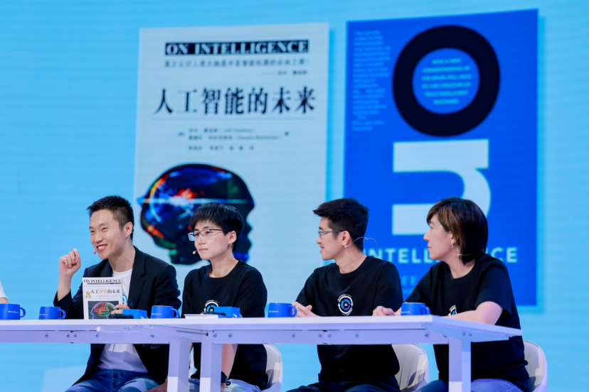Momenta R7强化学习世界模型量产首发 物理AI走向规模化量产落地