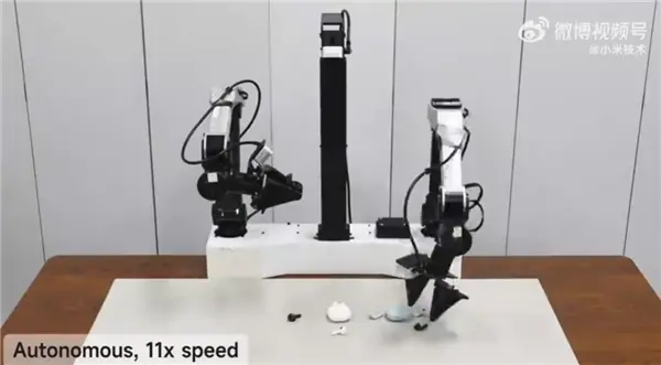 小米开源Xiaomi-Robotics-0后训练全流程!机器人秀神操作:丝滑连续收纳耳机