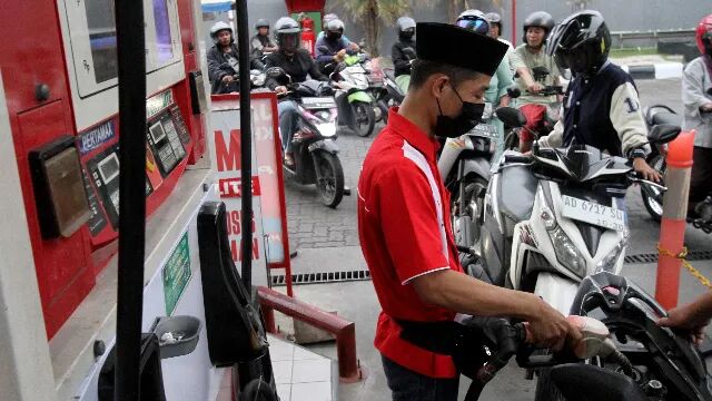 在印度尼西亚梭罗工作人员为摩托车加油 （新华社图）
