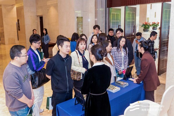 宣讲会现场,招生与学术团队为家长和学生提供一对一咨询 宣讲会现场,招生与学术团队为家长和学生提供一对一咨询