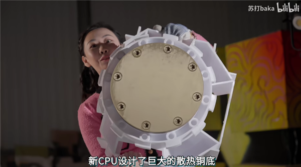 活人变手办!发烧友小姐姐造了台能住人的巨型电脑主机:12000W热量+空调散热