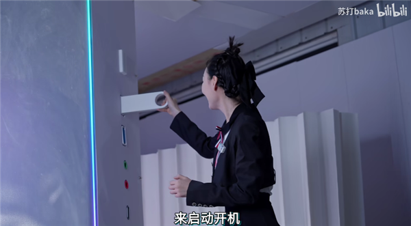 活人变手办!发烧友小姐姐造了台能住人的巨型电脑主机:12000W热量+空调散热