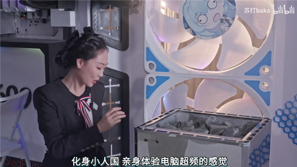 活人变手办!发烧友小姐姐造了台能住人的巨型电脑主机:12000W热量+空调散热