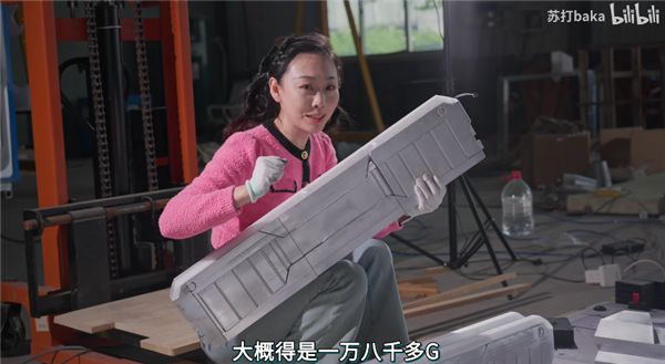 活人变手办!发烧友小姐姐造了台能住人的巨型电脑主机:12000W热量+空调散热
