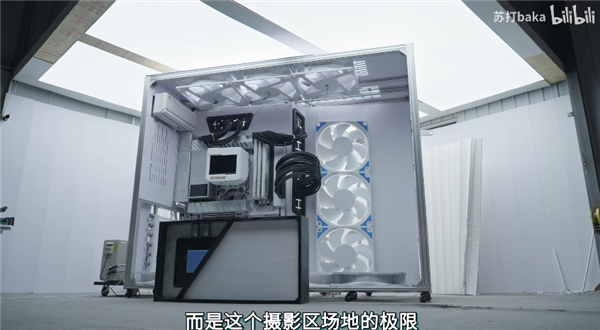活人变手办!发烧友小姐姐造了台能住人的巨型电脑主机:12000W热量+空调散热