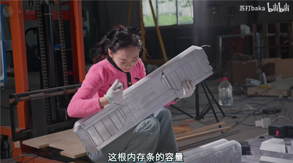 活人变手办!发烧友小姐姐造了台能住人的巨型电脑主机:12000W热量+空调散热