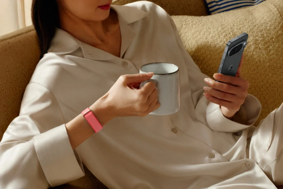 谷歌发布极简无屏、无按键健身手环 Fitbit Air,专注无感健康监测